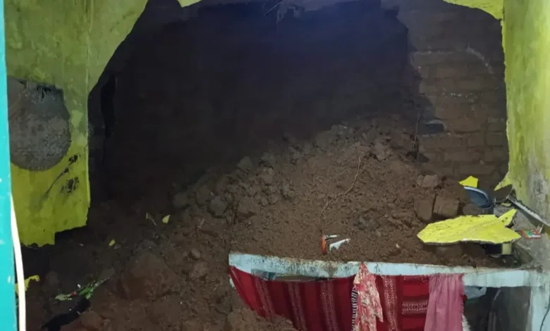 Hujan deras picu tanah longsor di Mande, Cianjur, Minggu (20/4/2025). Satu rumah di Kampung Tegal Panjang rusak, dapurnya tertimpa longsoran.