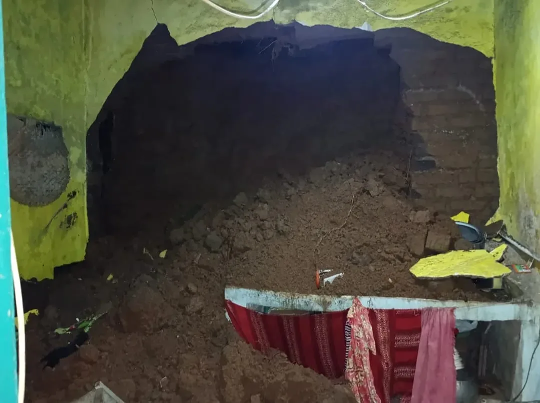 Hujan deras picu tanah longsor di Mande, Cianjur, Minggu (20/4/2025). Satu rumah di Kampung Tegal Panjang rusak, dapurnya tertimpa longsoran.