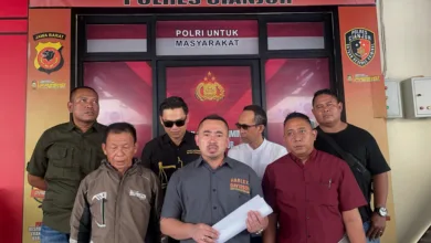 Ratusan petani Cianjur melaporkan dugaan penipuan utang fiktif senilai total Rp11,2 miliar ke polisi.