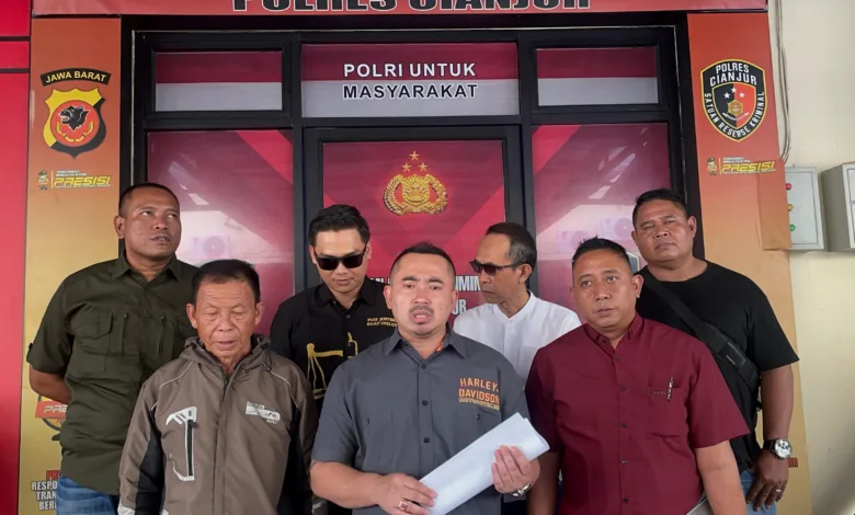 Ratusan petani Cianjur melaporkan dugaan penipuan utang fiktif senilai total Rp11,2 miliar ke polisi.