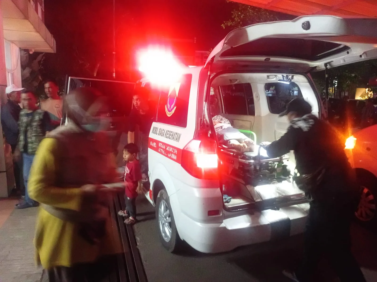 Puluhan pelajar MAN 1 Cianjur diduga keracunan massal usai santap Makanan Bergizi Gratis (MBG) pada Senin (21/4/2025).