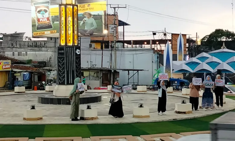 Aksi solidaritas untuk Palestina digelar PC Ikatan Mahasiswa Muhammadiyah (IMM) Cianjur di bunderan lampu Gentur.
