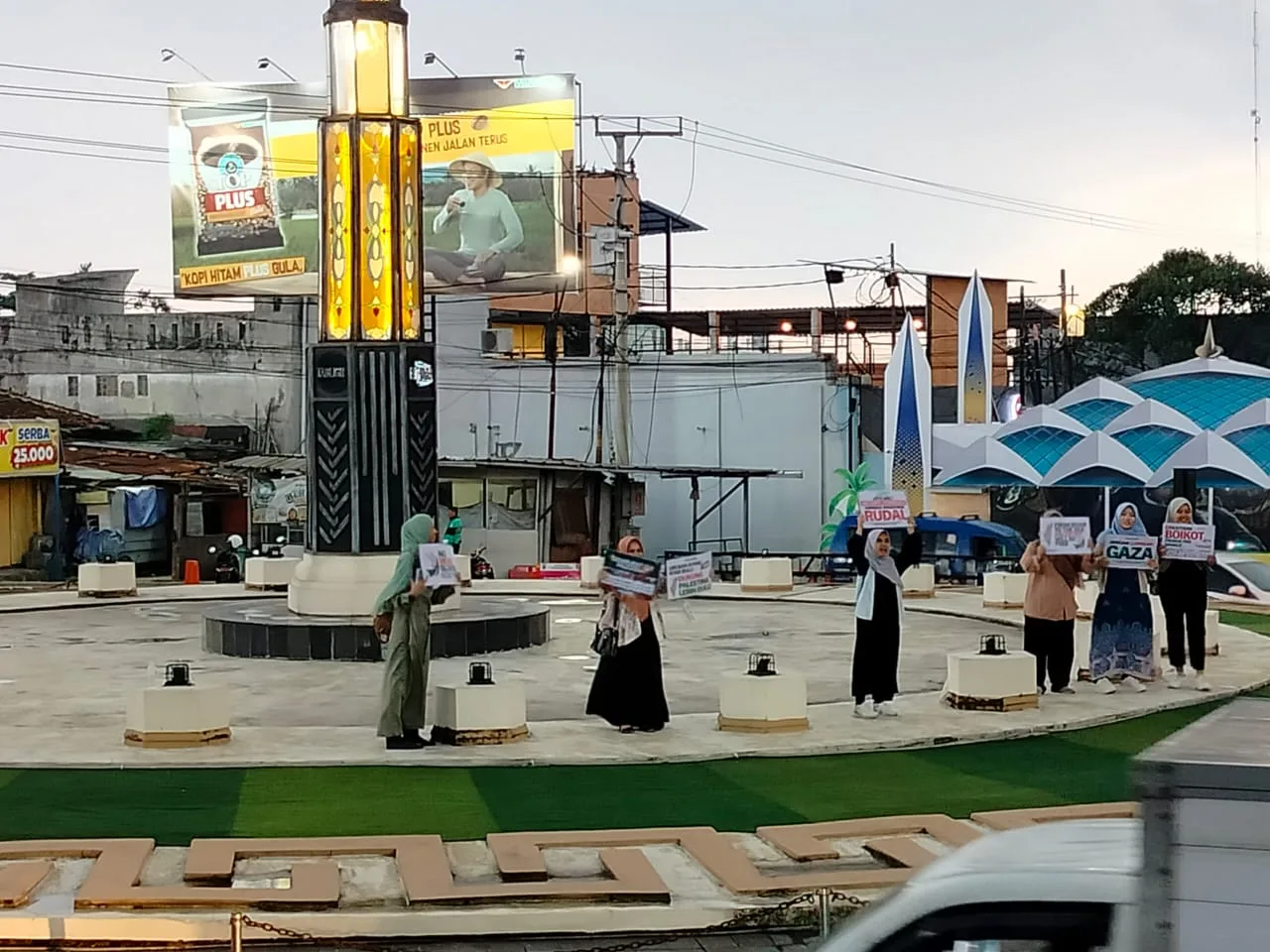 Aksi solidaritas untuk Palestina digelar PC Ikatan Mahasiswa Muhammadiyah (IMM) Cianjur di bunderan lampu Gentur.