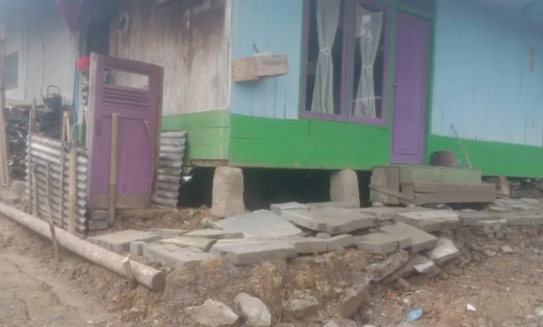 Hujan deras picu pergerakan tanah di Desa Bunijaya, Cianjur. Sebanyak 85 rumah rusak dan puluhan warga mengungsi. Tidak ada korban jiwa.