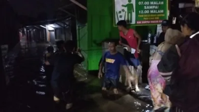Banjir akibat tanggul jebol di Karangtengah Cianjur merendam puluhan rumah dan mengisolasi warga.