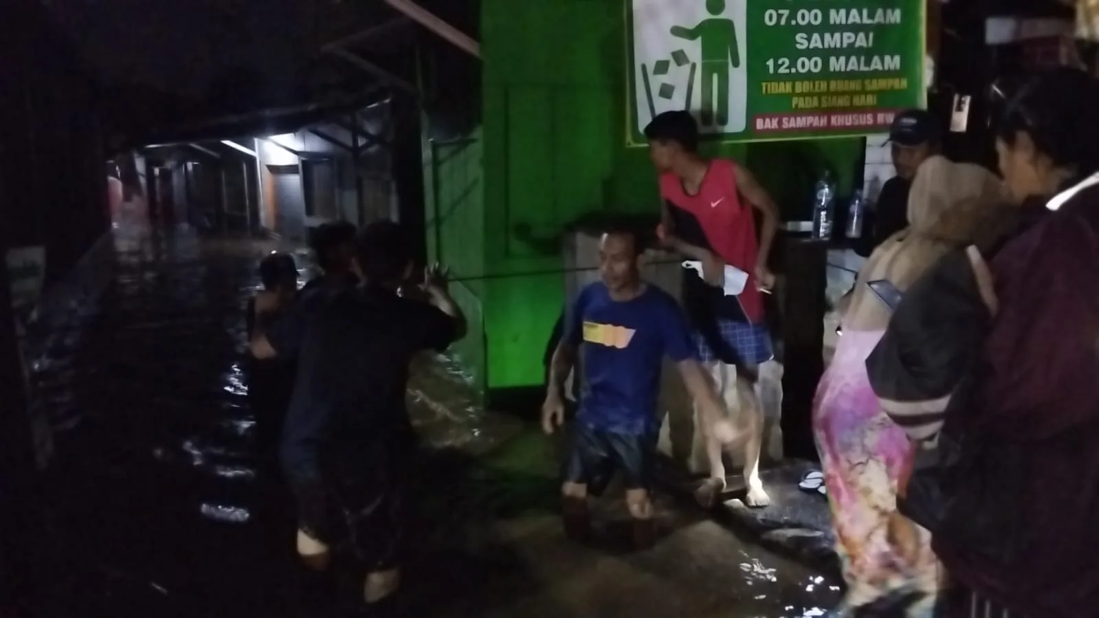 Banjir akibat tanggul jebol di Karangtengah Cianjur merendam puluhan rumah dan mengisolasi warga.