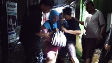 Hujan deras sebabkan banjir di Karangtengah Cianjur. Simak aksi heroik warga Kampung Bojong yang sigap evakuasi korban terjebak.