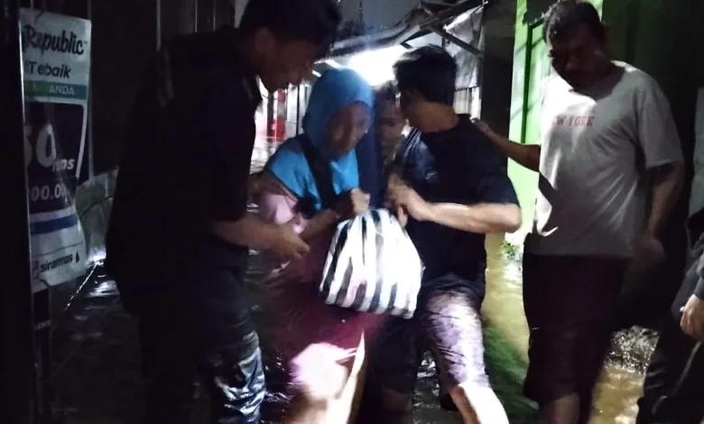 Hujan deras sebabkan banjir di Karangtengah Cianjur. Simak aksi heroik warga Kampung Bojong yang sigap evakuasi korban terjebak.