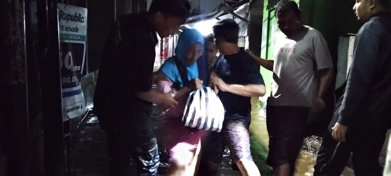 Hujan deras sebabkan banjir di Karangtengah Cianjur. Simak aksi heroik warga Kampung Bojong yang sigap evakuasi korban terjebak.