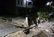Hujan deras di Cianjur menyebabkan banjir di Sukamulya, memutuskan jembatan penghubung utama, dan merendam belasan rumah warga.