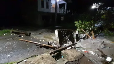 Hujan deras di Cianjur menyebabkan banjir di Sukamulya, memutuskan jembatan penghubung utama, dan merendam belasan rumah warga.