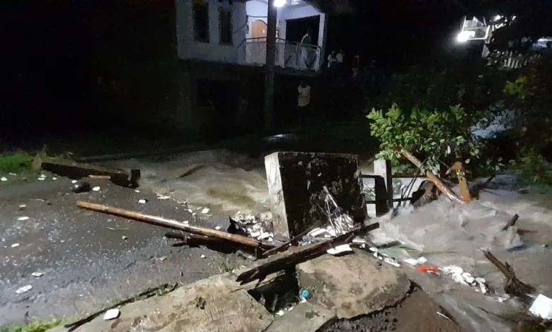 Hujan deras di Cianjur menyebabkan banjir di Sukamulya, memutuskan jembatan penghubung utama, dan merendam belasan rumah warga.