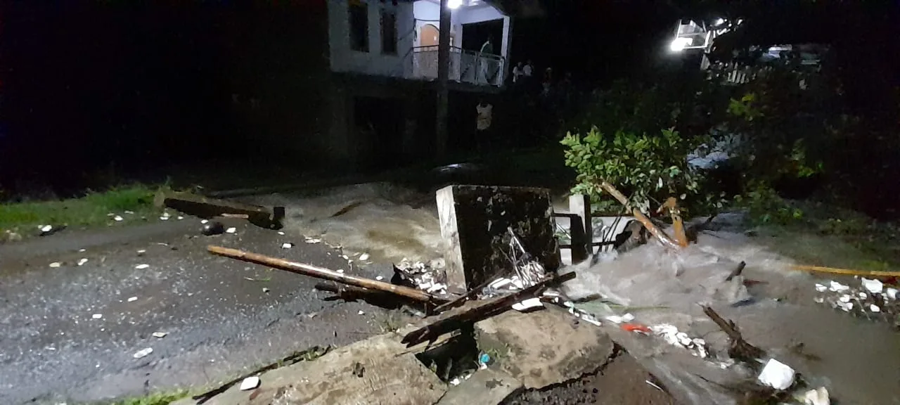 Hujan deras di Cianjur menyebabkan banjir di Sukamulya, memutuskan jembatan penghubung utama, dan merendam belasan rumah warga.