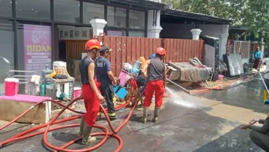Banjir di Cianjur mulai surut. Warga bersama petugas gotong royong membersihkan sisa lumpur dan material.