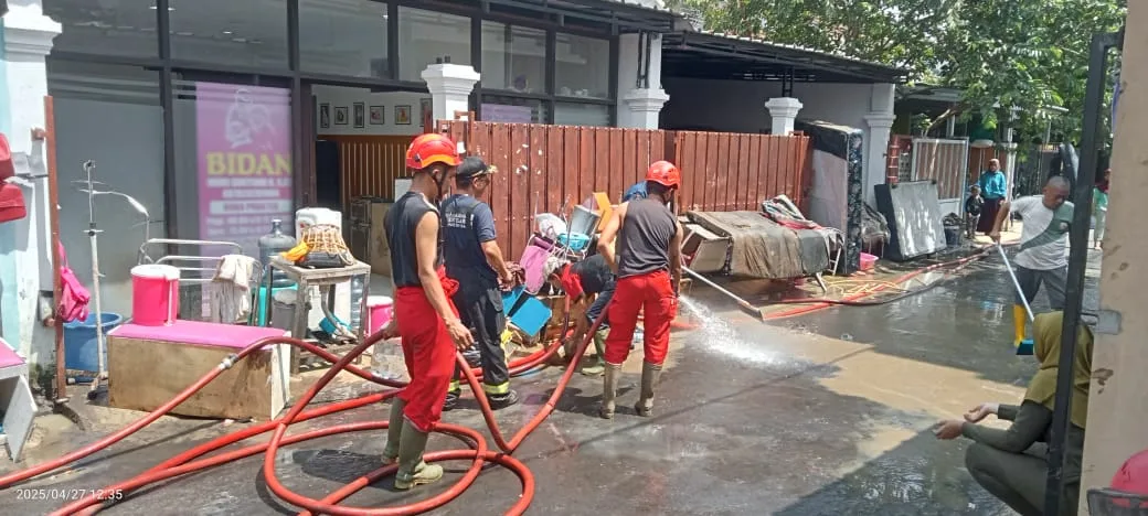 Banjir di Cianjur mulai surut. Warga bersama petugas gotong royong membersihkan sisa lumpur dan material.