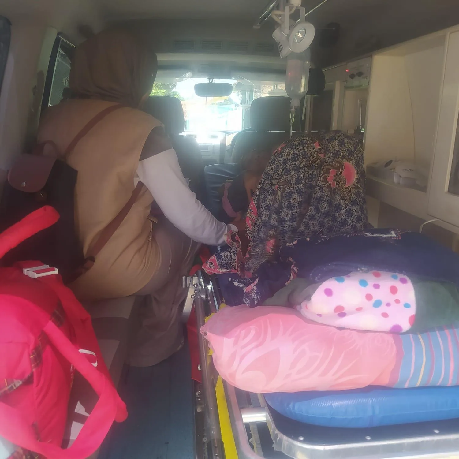 Seorang ibu hamil 9 bulan di Kampung Sukamahi Samolo, Ciherang, Cianjur berhasil dievakuasi tim gabungan usai rumahnya terendam banjir.