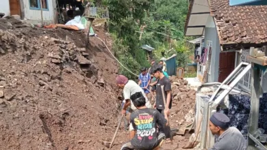 Hujan deras di Pacet Cianjur menyebabkan longsor dan merobohkan TPT. Sebanyak 6 rumah terdampak