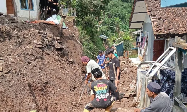 Hujan deras di Pacet Cianjur menyebabkan longsor dan merobohkan TPT. Sebanyak 6 rumah terdampak