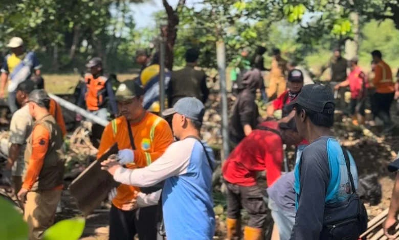 DLH Cianjur bergerak cepat atasi dampak banjir dengan mengangkut 55 ton sampah dalam 2 hari.