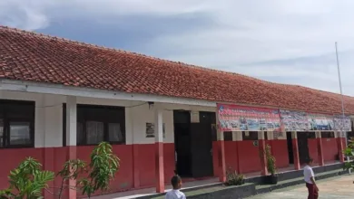 Atap kelas SDN Bojongherang, Cianjur, rusak parah hingga nyaris ambruk, memaksa siswa kelas 5 belajar di ruang seni.