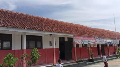 Atap kelas SDN Bojongherang, Cianjur, rusak parah hingga nyaris ambruk, memaksa siswa kelas 5 belajar di ruang seni.