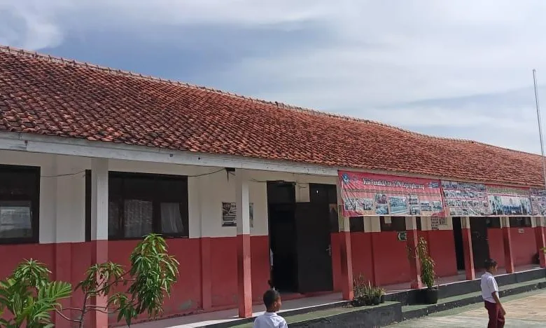Atap kelas SDN Bojongherang, Cianjur, rusak parah hingga nyaris ambruk, memaksa siswa kelas 5 belajar di ruang seni.