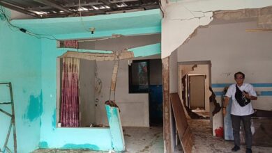 Banjir melanda Cianjur, merusak 12 rumah berat di empat kecamatan. BPBD segera salurkan bantuan darurat dari APBD untuk korban.