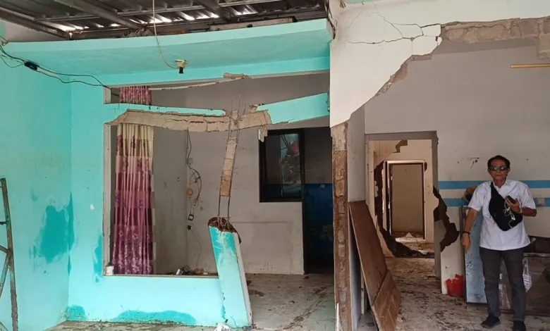Banjir melanda Cianjur, merusak 12 rumah berat di empat kecamatan. BPBD segera salurkan bantuan darurat dari APBD untuk korban.