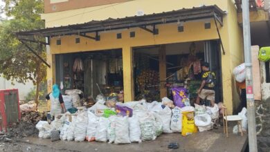Banjir bandang menghantam Cianjur pada 26 April 2025, menghancurkan ruko grosir Opan Alik dengan kerugian Rp300 juta.