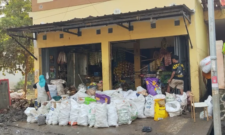 Banjir bandang menghantam Cianjur pada 26 April 2025, menghancurkan ruko grosir Opan Alik dengan kerugian Rp300 juta.