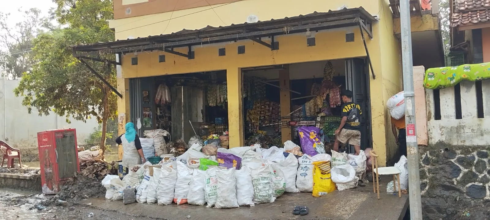 Banjir bandang menghantam Cianjur pada 26 April 2025, menghancurkan ruko grosir Opan Alik dengan kerugian Rp300 juta.