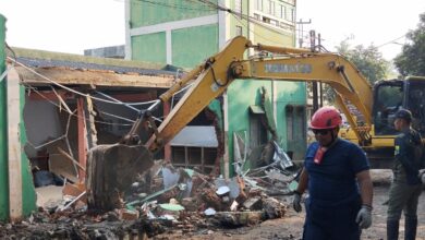 Pemkab Cianjur bongkar bangunan penghambat saluran air di Sukaluyu yang jadi penyebab banjir.