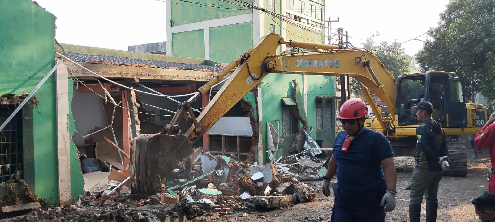 Pemkab Cianjur bongkar bangunan penghambat saluran air di Sukaluyu yang jadi penyebab banjir.