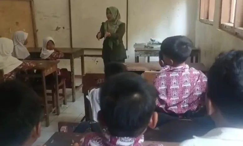 Kelas Ambruk, Siswa SDN Majumulya Cianjur Belajar di Ruang Kepala Sekolah