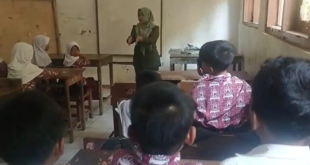 Kelas Ambruk, Siswa SDN Majumulya Cianjur Belajar di Ruang Kepala Sekolah