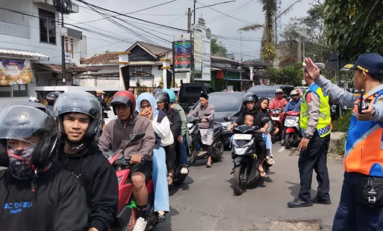 Kemacetan parah terjadi di jalur Cipanas-Puncak pasca Lebaran 2025