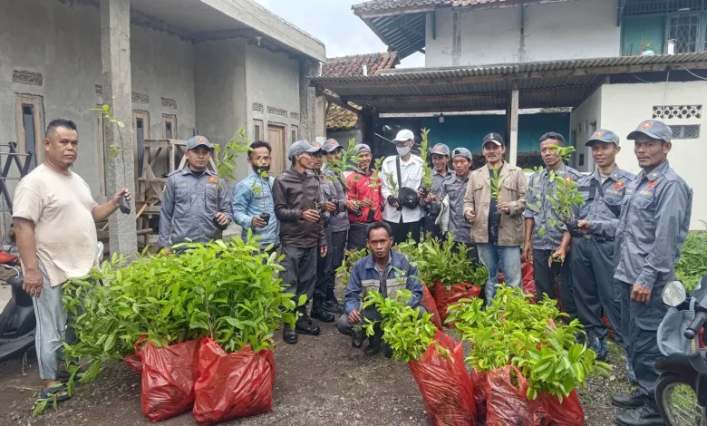 Kepala Desa Sukamulya, Kecamatan Warungkondang, Cianjur, menyalurkan 10 ribu bibit pohon untuk program penghijauan dan pencegahan bencana alam di wilayahnya.