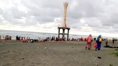 Kunjungan wisatawan ke Pantai Apra Cianjur melonjak 50 persen saat libur Lebaran 2025.