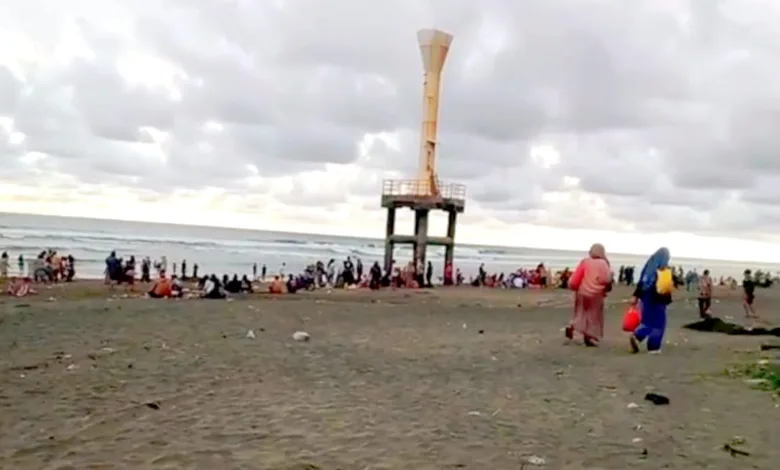 Kunjungan wisatawan ke Pantai Apra Cianjur melonjak 50 persen saat libur Lebaran 2025.