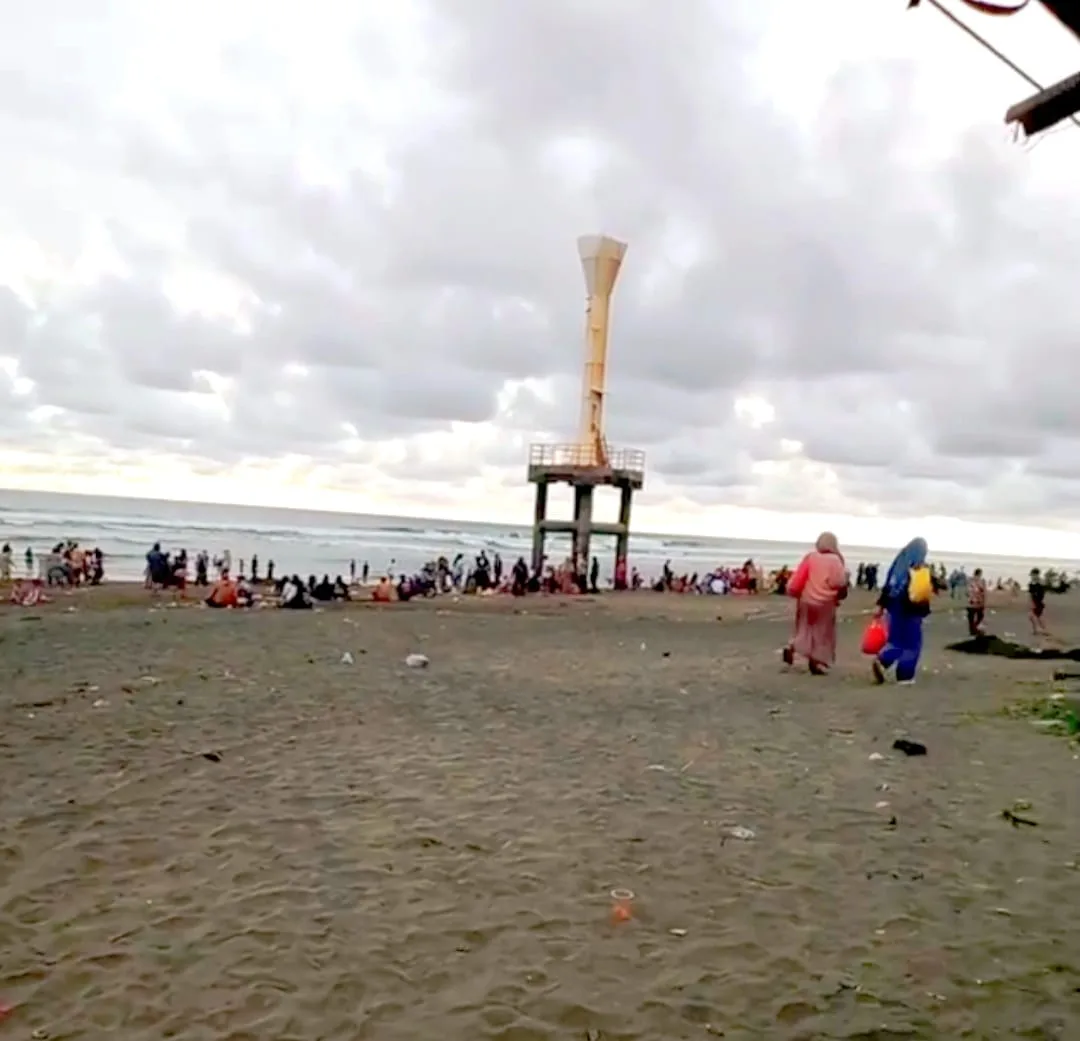 Kunjungan wisatawan ke Pantai Apra Cianjur melonjak 50 persen saat libur Lebaran 2025.
