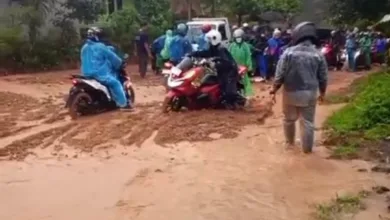 Longsor dan banjir melumpuhkan akses Cianjur Selatan di Kampung Cicadas, Desa Sukajadi, Kecamatan Cibinong.