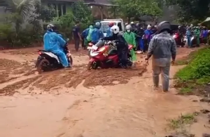 Longsor dan banjir melumpuhkan akses Cianjur Selatan di Kampung Cicadas, Desa Sukajadi, Kecamatan Cibinong.