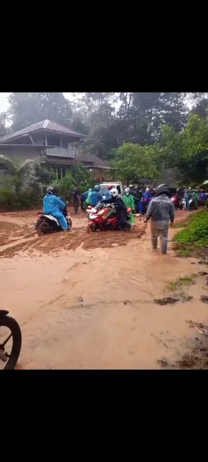 Longsor dan banjir melumpuhkan akses Cianjur Selatan di Kampung Cicadas, Desa Sukajadi, Kecamatan Cibinong.