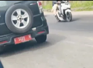 Mobil dinas Pemkab Cianjur (F 1229 W) terlihat di jalur mudik Lebaran 2025, melanggar larangan Bupati dan Gubernur