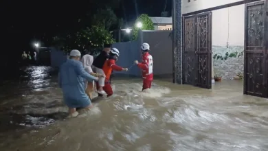 PMI Kabupaten Cianjur mengerahkan 20 relawan untuk membantu warga terdampak banjir di Karangtengah, 26 April 2025.