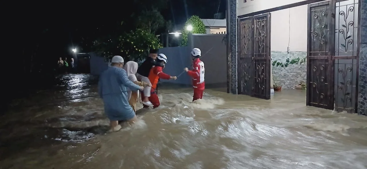 PMI Kabupaten Cianjur mengerahkan 20 relawan untuk membantu warga terdampak banjir di Karangtengah, 26 April 2025.