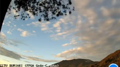 PVMBG mencatat aktivitas seismik di Gunung Gede. Meski aktivitas tercatat, status tetap Normal. Masyarakat diimbau tenang.