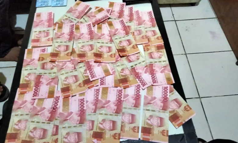 Polisi Cianjur meringkus tiga pengedar uang palsu yang beraksi di Takokak, Sukanagara, & Kadupandak.