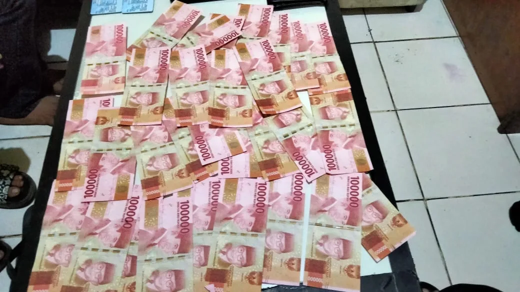 Polisi Cianjur meringkus tiga pengedar uang palsu yang beraksi di Takokak, Sukanagara, & Kadupandak.