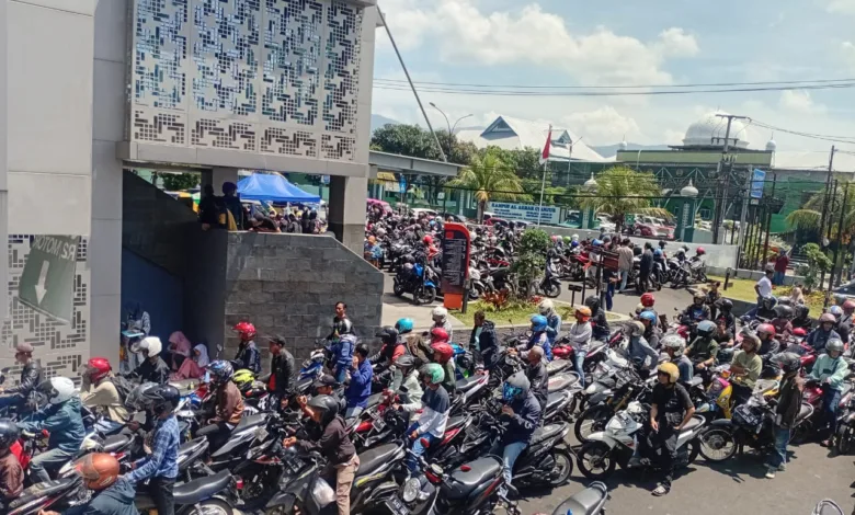 Program pemutihan pajak kendaraan di Samsat Cianjur diserbu warga.